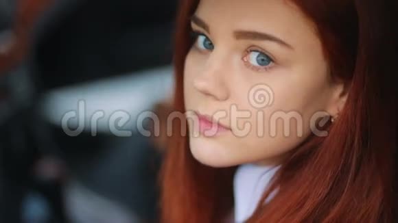 漂亮漂亮的模特女郎穿着棕色夹克和白色t恤深蓝的眼睛和粉红色的小嘴唇坐在里面视频的预览图