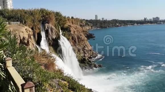 图登瀑布全景土耳其安塔利亚市和地中海其中有两艘旅游船16S视频的预览图