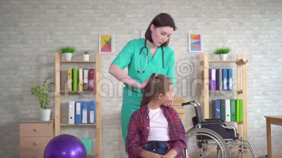 康复中心的理疗师正在对少女的颈部进行治疗视频的预览图