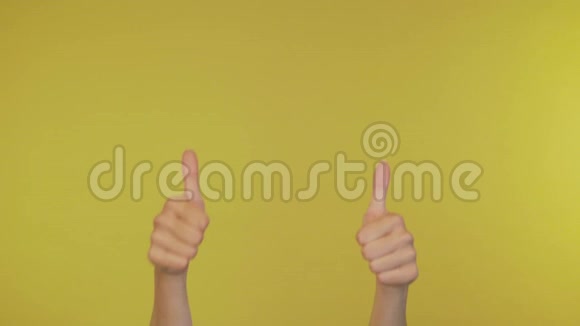 开朗的女性在孤立的残酷背景下竖起大拇指4K视频的预览图