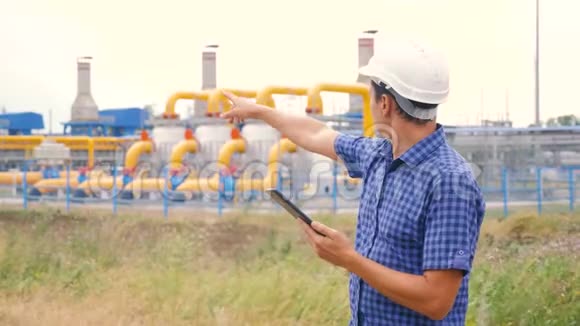 开采油气生产行业理念工程师人力和能源使用数字平板生活方式工人视频的预览图
