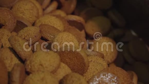饼干在输送线上移动燕麦饼干是棕色的工业食品生产糖果厂或视频的预览图