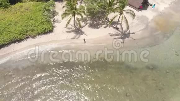 夏威夷海洋上空的无人摄影视频的预览图