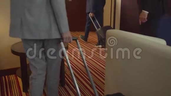 母亲父亲和儿子带着行李走出旅馆房间视频的预览图