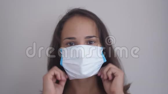 年轻女子摘下医用口罩深呼吸微笑着看着镜头视频的预览图