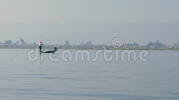 缅甸英莱湖的传统渔民视频的预览图