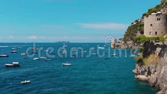 美丽的鸟瞰波西塔诺湾令人难以置信的海滩洛基海岸豪华游艇船只和酒店公寓在那边视频的预览图