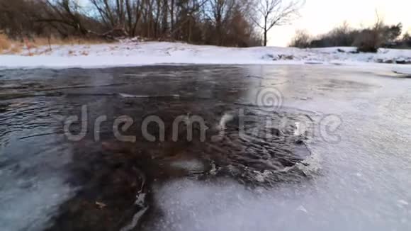 在爱荷华州的乡村水从冰中冒出来视频的预览图