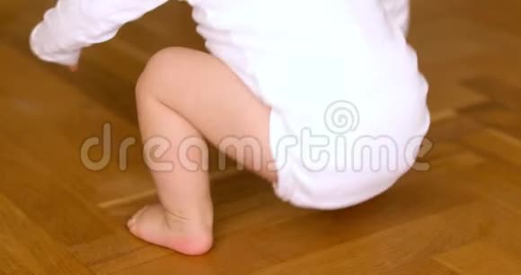小脚踩在地板上接近婴儿学习散步视频的预览图