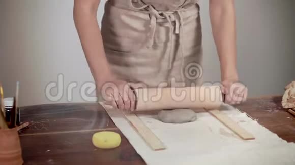 努力工作的女人在工作室和粘土一起工作视频的预览图