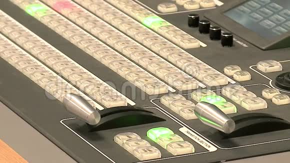 遥控器在电视演播室里视频的预览图