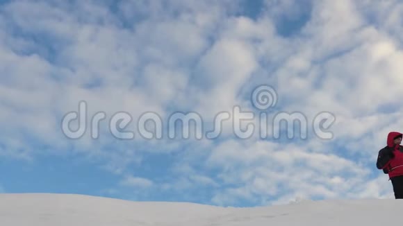 协同团队合作冬季旅游去胜利吧登山者沿着雪岭互相跟随视频的预览图