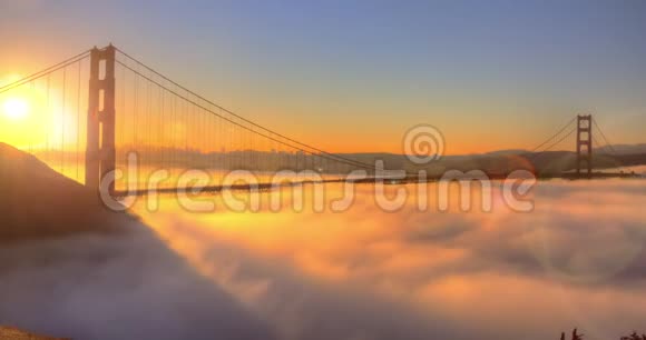 金门大桥壮观日出低雾视频的预览图