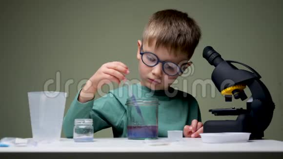 替代教育孩子在做实验室内休闲活动孩子玩试剂年轻的科学家年轻的化学家视频的预览图