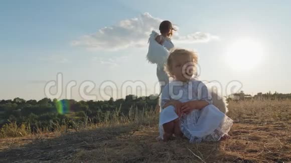 孩子和母亲像天使一样在大自然中行走视频的预览图