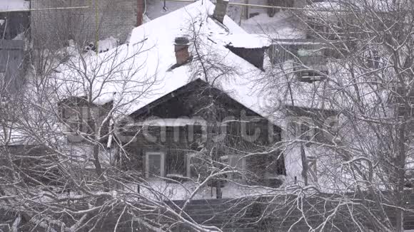 豪华的家在大雪和雪团在屋顶冬天视频的预览图