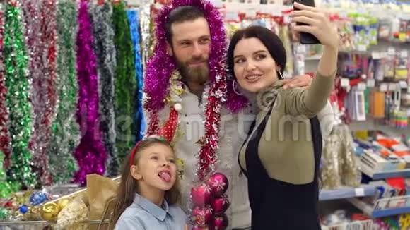 家人圣诞节在礼品部超市自拍视频的预览图