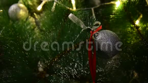 圣诞树上有花环的圣诞树玩具视频的预览图