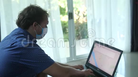 在家工作的人戴着口罩视频的预览图
