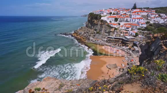 4K视图的风景如画的村庄阿岑哈斯做3月在悬崖和海滩的边缘有白色的粉笔建筑视频的预览图