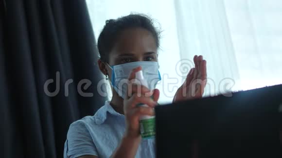 一名妇女戴着口罩在一次大流行病期间被电脑隔离在家中她戴上了医用口罩并在笔记本上工作视频的预览图