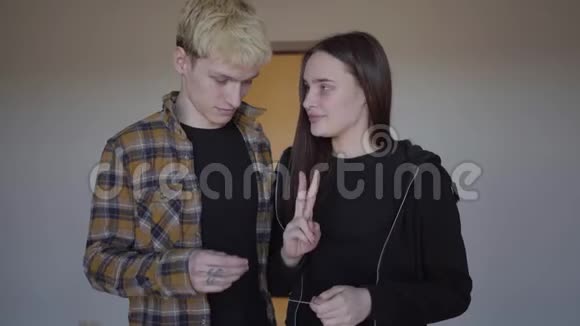 肖像年轻女子显示两个手指举行怀孕测试这个人心烦意乱一个小女孩带着视频的预览图