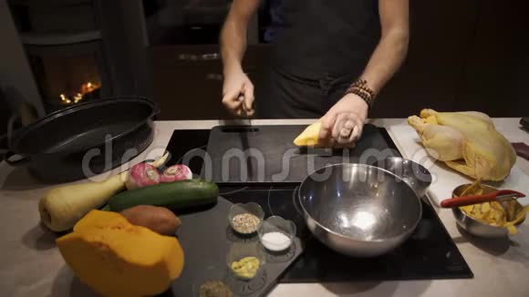 男人在家准备健康的饭菜厨房里有鸡肉和蔬菜视频的预览图