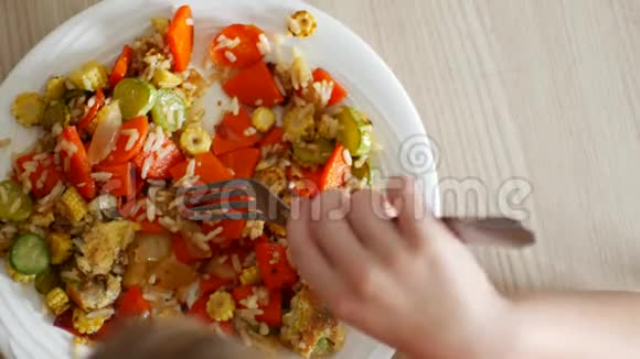 孩子吃米饭吃蔬菜从最高点射击视频的预览图