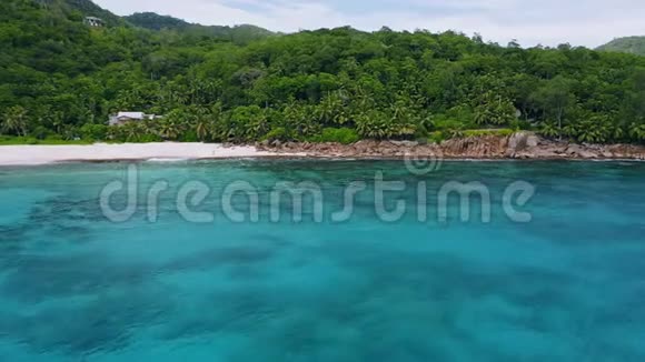 空中4K飞行到异国热带丛林海滩与珊瑚礁和蓝色海湾在马赫岛塞舌尔视频的预览图