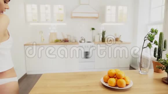 穿着白色内衣的漂亮性感女人玩橘子视频的预览图
