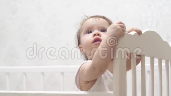 可爱的宝宝在婴儿床上玩耍视频的预览图