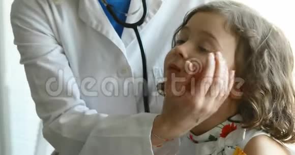 家庭医生抱着一个小女孩视频的预览图