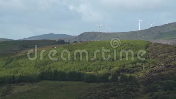 草原丘陵和风力涡轮机视频的预览图
