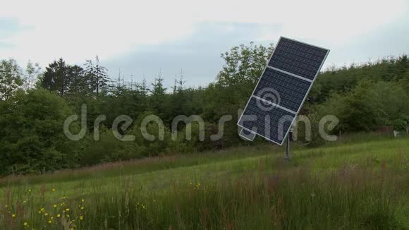 草地山坡上的太阳能电池板视频的预览图
