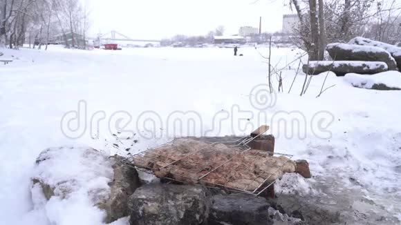 在白雪皑皑的河畔自制烧烤烹饪视频的预览图