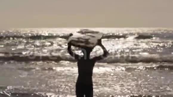一个小男孩带着保镖在海里奔跑视频的预览图