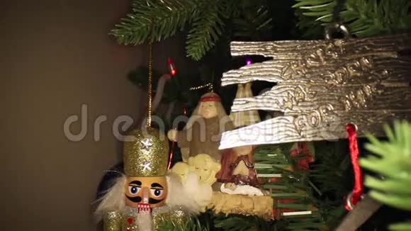 向着金属圣诞树的装饰基督诞生于这视频的预览图