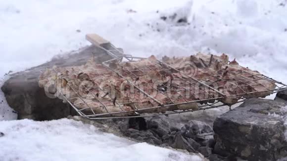 在白雪皑皑的河畔自制烧烤烹饪视频的预览图