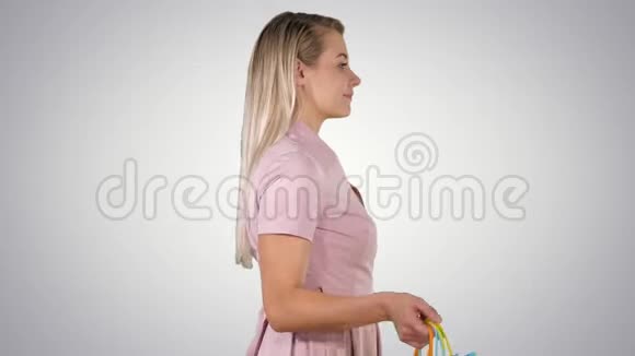 让开始销售购物吧穿着粉红色的女人带着购物袋走路阿尔法频道视频的预览图