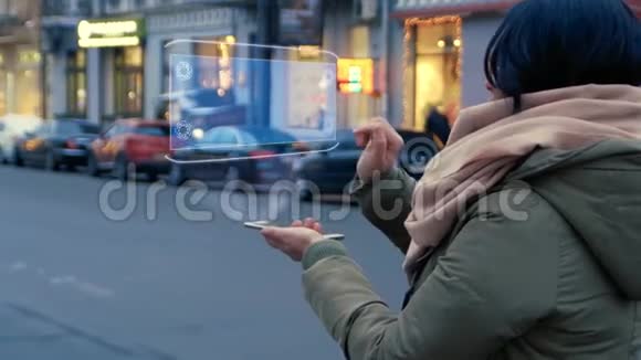 站在大街上无法辨认的女人将HUD全息图与文本担保交互视频的预览图