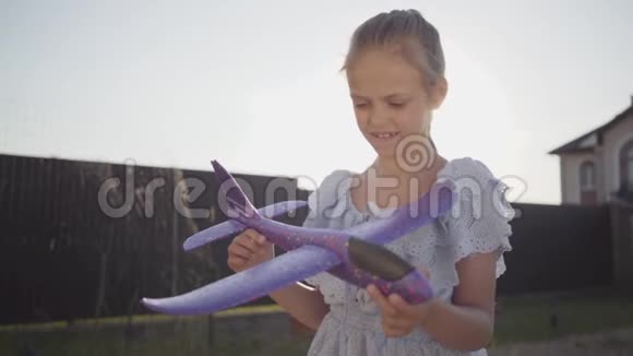 肖像可爱的小女孩玩小玩具飞机特写孩子在户外的时候视频的预览图