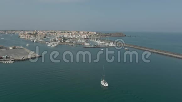 海湾游艇码头背景为城市景观视频的预览图