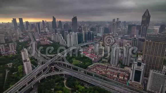 上海日落风暴天路路口城市全景4k延时中国视频的预览图
