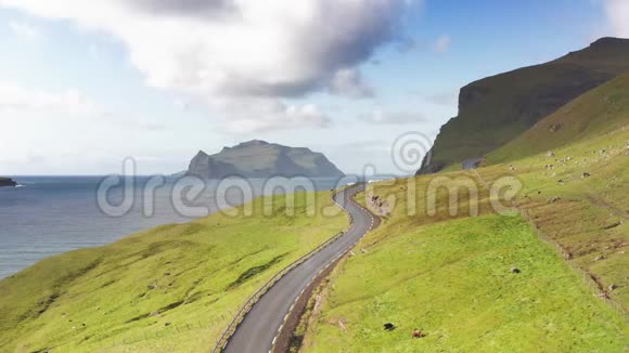 汽车沿海岸公路行驶在野生绿岛上法罗群岛公路沿着美丽的海岸法罗群岛瓦加尔岛视频的预览图
