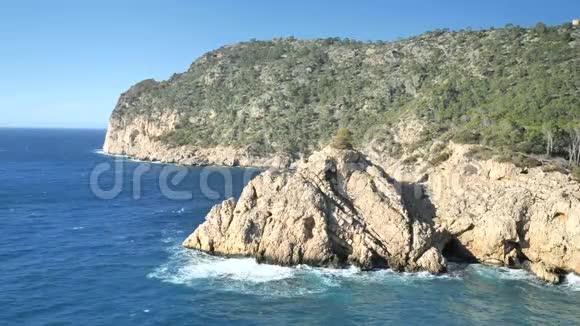 海上海岸线上的岩石阳光明媚的海湾地中海的海洋自然景观美丽的海景和石头视频的预览图