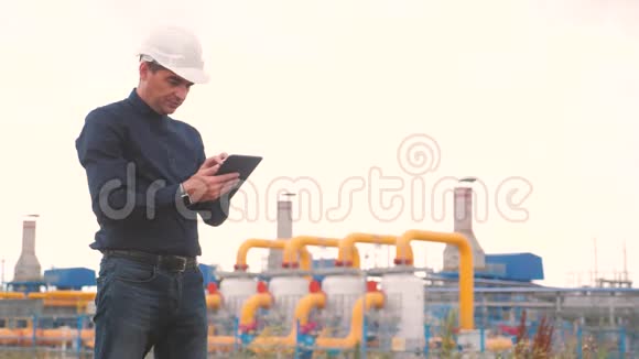 工程师人力和能源使用数字平板电脑戴头盔的工人在油气厂的生活方式中工作工程师视频的预览图