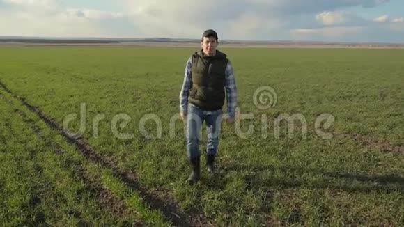 农夫红脖子在生活方式一顶帽子是走在绿色的田野春收农业理念男人继续走视频的预览图