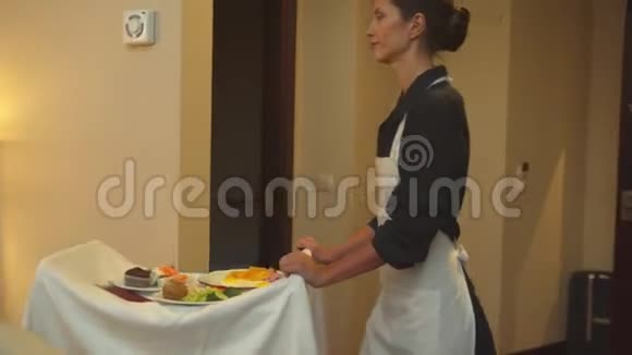 宾馆客房内提供带食物的餐桌视频的预览图