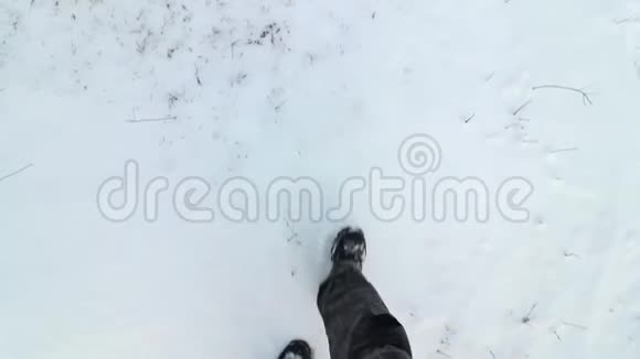 在中西部的冬天雪靴穿过雪视频的预览图