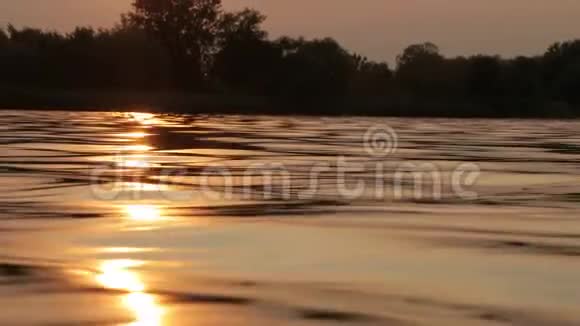 日落于平静的湖面视频的预览图